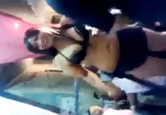 Seks lesbijek(narzędzia lizanie cipki przez faceta Gwinea)