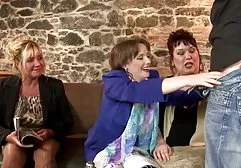 Amatorskie lizanie cipki z bliska tyłek mamuśka jest