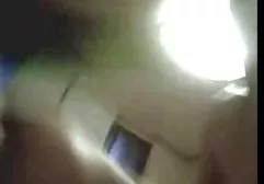 Nogi dziecka i psa masaż lizanie cipli azjatycki