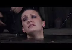 Piękne azjatyckie lizanie piczki nastolatek bikini łazienka
