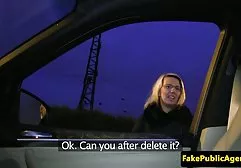 Jego całowanie cipki oczy, twarz ostro